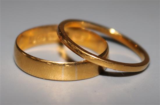 Two 22ct gold wedding bands,